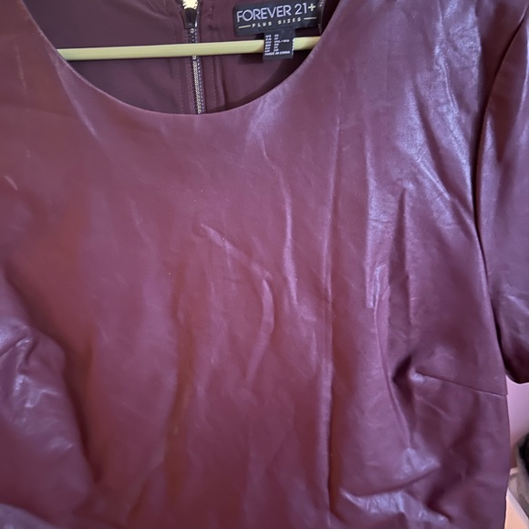 Faux Leather burgundy T-shirt - Picture 7 of 7